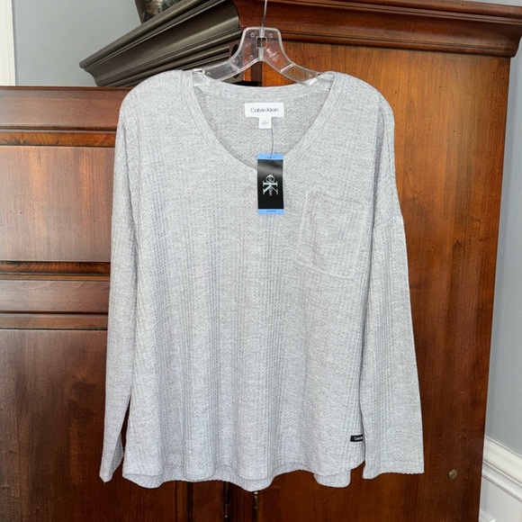 NWT Calvin Klein Lightweight Oversized V-Neck Waffle Knit Long Sleeve Top - Picture 4 of 10